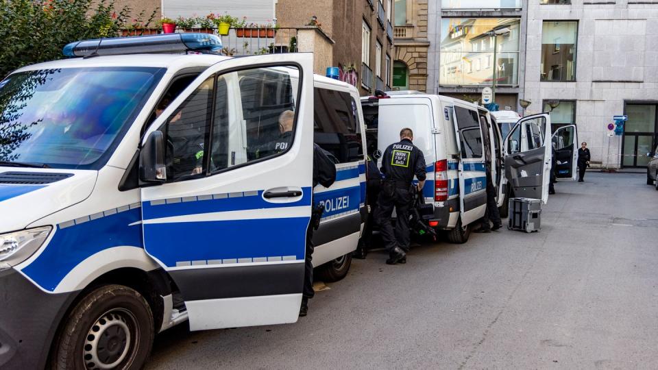 Kriminelle Banden schließen sich nach Erkenntnissen der Polizei in immer größeren Gruppen zusammen. (Bild: Christoph Reichwein/dpa)