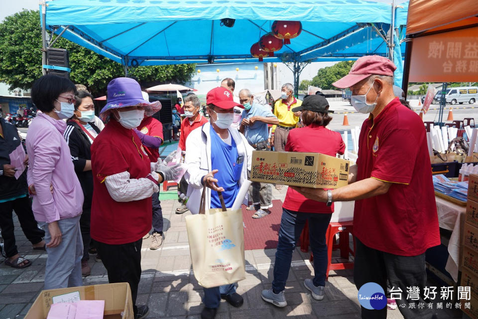 行動佛殿154站屏東新園，該會關懷弱勢團體發送愛心物資