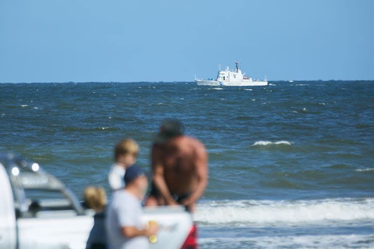 Una embarcación de Prefectura en la zona del Faro Querandí, el lugar donde encontraron restos del kayak de Ramón Román y Gabriel Raimann