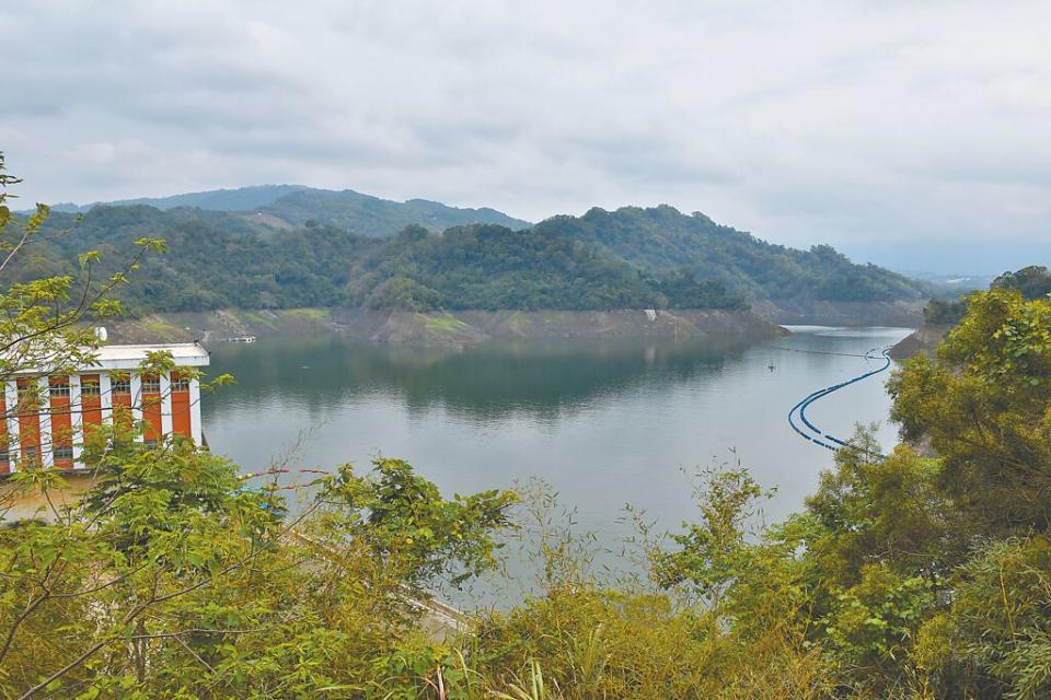 苗栗縣24日降下大雨，鯉魚潭水庫24日上午蓄水量只剩3成4，不過這波降雨可望帶來可觀蓄水，昨天至少進帳1000萬噸。（謝明俊攝）