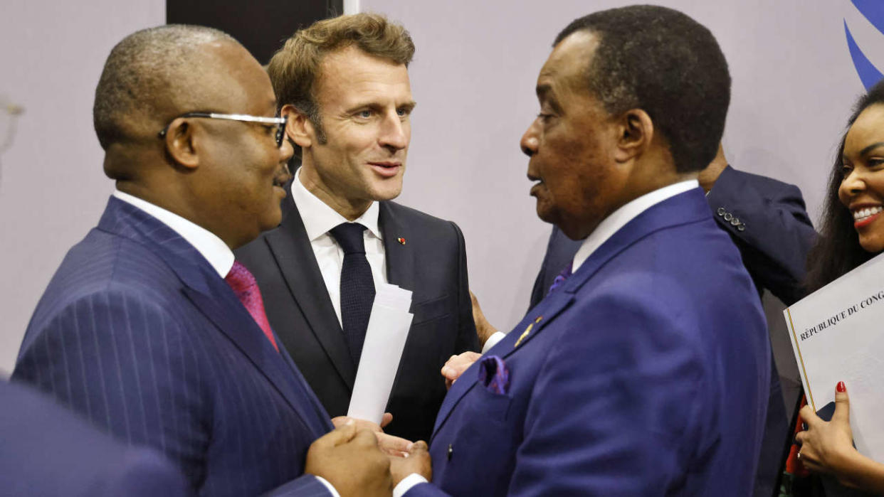 Emmanuel Macron avec les présidents Umaro Sissoco Embalo (Guinée-Bissau) et Denis Sassou Nguesso (République du Congo) lors de la COP27 en Égypte, en novembre.