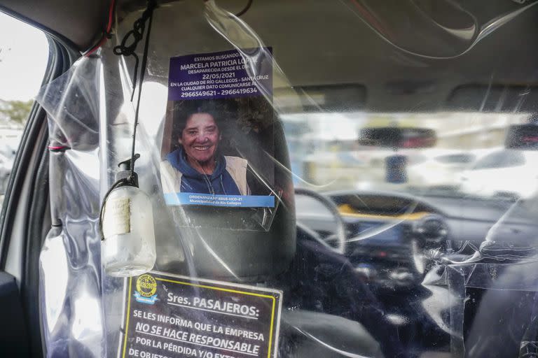 Por ordenanza municipal los taxis y remises de la ciudad de Río Gallegos exhiben en la luneta del auto o en el interior, la foto de Marcela López, desaparecida hace un año