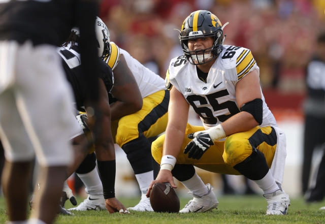 Iowa football's Tyler Linderbaum declares for 2022 NFL Draft