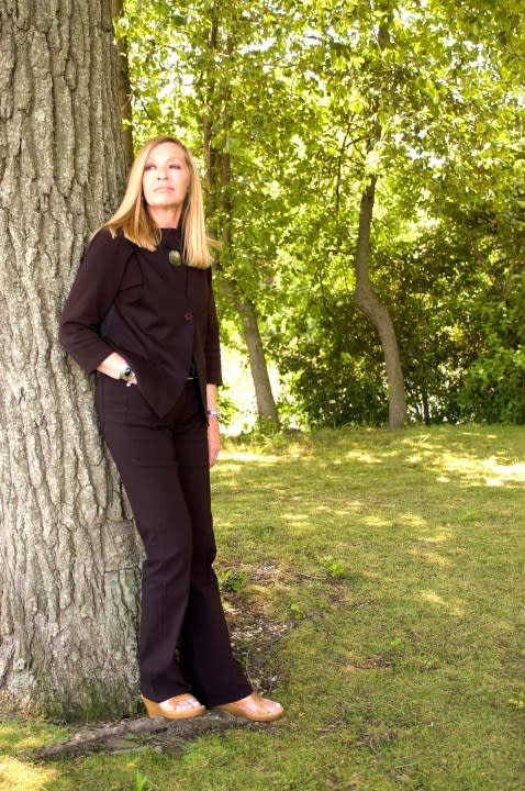 FILE – Singer Mary Weiss is photographed in Babylon, N.Y., on June 18, 2007. Weiss, the lead singer of the 1960s pop group the Shangri-Las, whose hits included “The Leader of the Pack,” has died at age 75. Miriam Linna, founder of Weiss’ label, Norton Records, said Sunday, Jan. 21, 2024, that Weiss died Friday, Jan. 19, in Palm Springs, Calif. (AP Photo/ Jim Cooper, File)