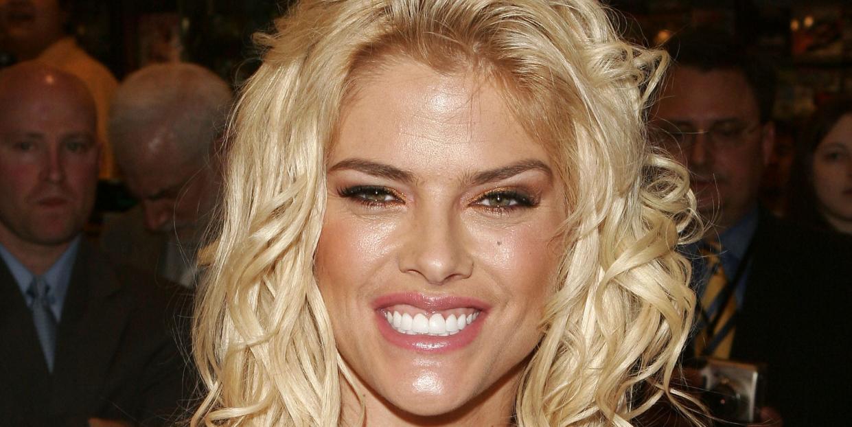 anna nicole smith signs autographs in grand central station