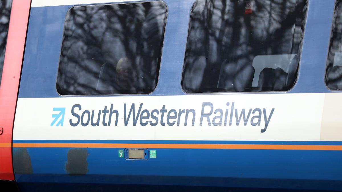 Travel chaos for South Western rail passengers after signalling problem