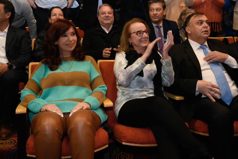  La vicepresidenta Cristina Kirchner, la gobernadora Alicia Kirchner y el intendente local, Javier Belloni.