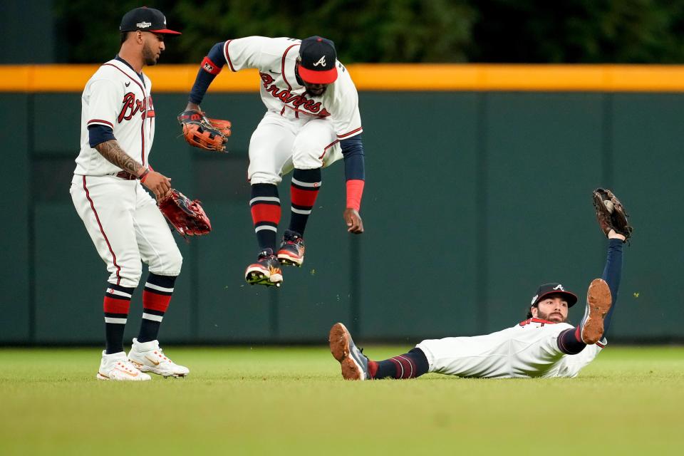 Braves shortstop Dansby Swanson makes an amazing catch on a fly ball.