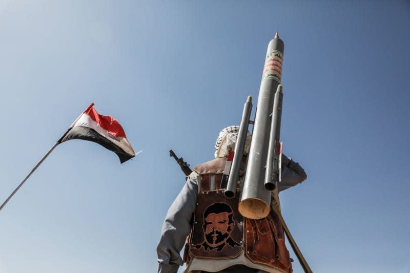 Armed rebels of the Iran-backed Houthi militia take part in a demonstration. Iranian-backed Houthis on Monday hit a Swiss-owned, Liberian-flagged container vessel in the Gulf of Aden with an anti-ship ballistic missile fired from Yemen, the US military said. Osamah Yahya/dpa