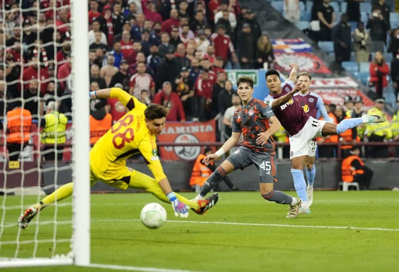 Aston Villa's Ollie Watkins (R) scores his side's first goal during the UEFA Europa Conference League semi-final first leg soccer match between Aston Villa and Olympiacos at Villa Park. Nick Potts/PA Wire/dpa