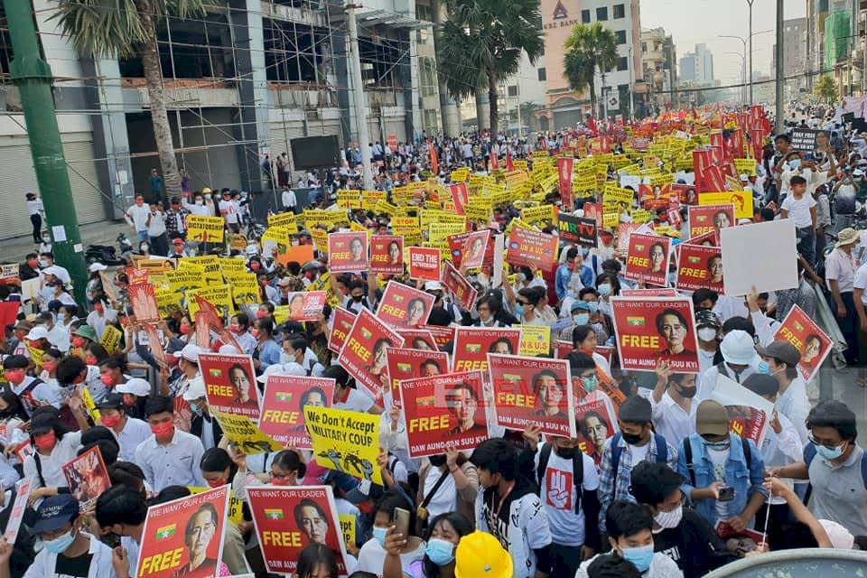 儘管週末2名示威者遭到射殺，緬甸第二大城瓦城22日仍有大批民眾上街抗議。 (圖:Eleven)