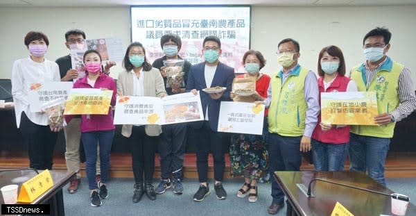 南市議員李宗翰、呂維胤、蔡筱薇、穎艾達利等要求市府清查網路詐騙，避免進口劣質品冒充臺南農產品。（記者李嘉祥攝）