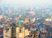 <b>3. Nuova Delhi</b><br><br> Se vi intrigano i nuovi giganti del <b>capitalismo mondiale</b> questa città fa al caso vostro, essendo anche compresa in una vastissima aerea metropolitana: New Delhi, è terza in classifica, con uno score di 48 punti. <br>Città cosmopolita, è <b>molto amata da artisti e letterati</b>: ai comuni mortali la consolazione di viverci spendendo, ad esempio, solo due dollari per un pacchetto di sigarette.