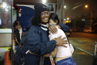 En esta imagen, tomada el 8 de septiembre de 2018, Sandra Cádiz (izquierda) abraza a su nuera, Daniela Gómez, a su llegada a la estación de autobuses de Lima, Perú, tras un largo viaje desde Venezuela. Cádiz gastó sus seis últimos dólares en los boletos de bus para un viaje de 18 horas hasta la capital de Perú con su hija de 10 años, Angelis. (AP Foto/Ariana Cubillos)