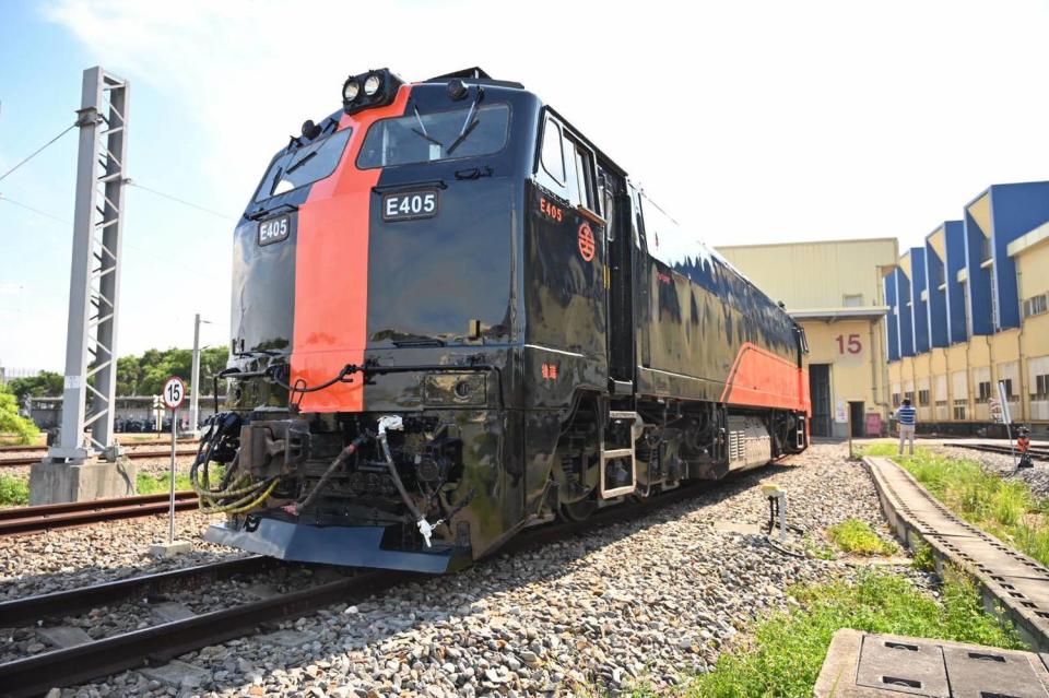 鳴日號選用70歲莒光號E405、E417復古機火車車頭改造。   圖：台鐵局／提供