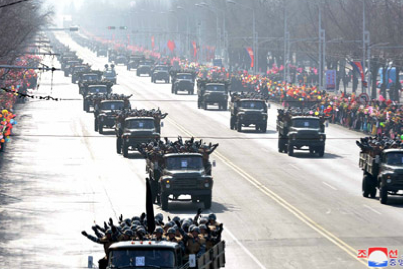 朝鮮人民軍建軍70周年的閱兵隊伍8日受到平壤市民的熱烈歡迎。（朝中社）