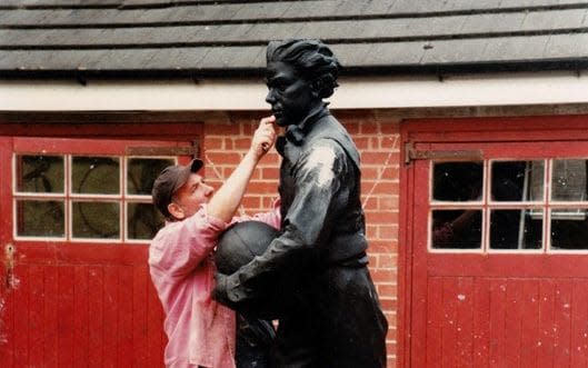 Sculptor Graham Ibbeson with his bronze of William Webb Ellis