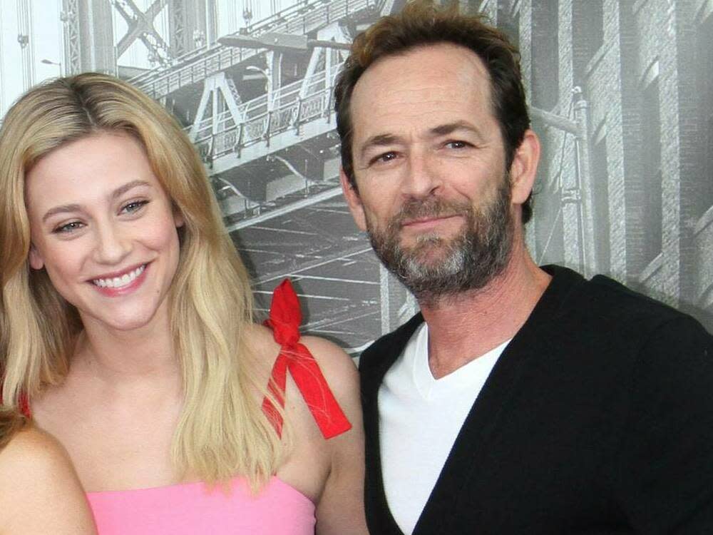 Lili Reinhart und Luke Perry bei einem gemeinsamen Auftritt 2018 (Bild: imago/MediaPunch)