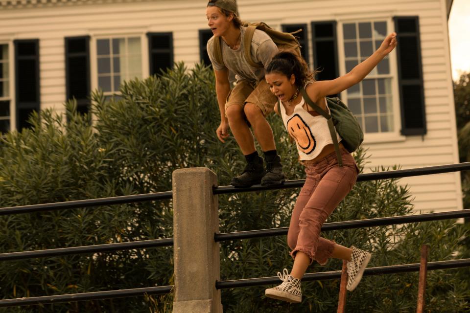 OUTER BANKS (L to R) RUDY PANKOW as JJ and MADISON BAILEY as KIARA in episode 204 of OUTER BANKS Cr. JACKSON LEE DAVIS/NETFLIX © 2021