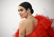 La cantante Dua Lipa llega a la gala amfAR, Cinema Against AIDS, en el Hotel du Cap-Eden-Roc, durante la 72a edición del Festival de Cine de Cannes en Cap d'Antibes, Francia, el jueves 23 de mayo de 2019. (Foto Joel C Ryan/Invision/AP)