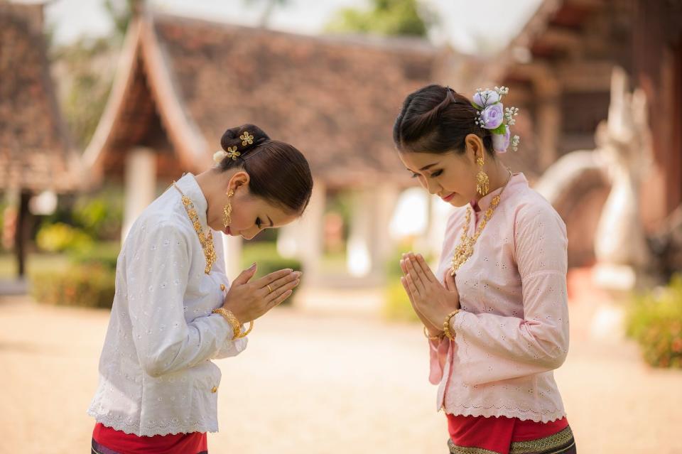 Zur Begrüßung, zur Verabschiedung und zum Dank wird sich auch in Thailand voreinander leicht verneigt. Beim "Wai" liegen die Handinnenseiten auf Höhe der Brust aneinander. (Bild: iStock/silatip)