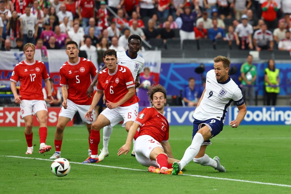 Kane pounces on the loose ball inside the box. (REUTERS)