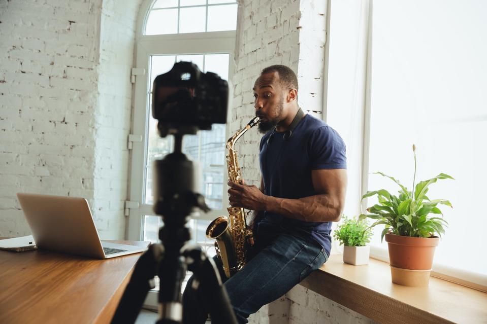   <span class="attribution"><a class="link " href="https://www.shutterstock.com/es/image-photo/africanamerican-musician-playing-saxophone-during-online-1704150544" rel="nofollow noopener" target="_blank" data-ylk="slk:Shutterstock / Master1305;elm:context_link;itc:0;sec:content-canvas"> Shutterstock / Master1305</a></span>