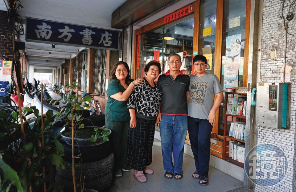 南方書店位於彰化火車站旁，既是當地超過70年的出版社、傳統書局，也是新一代獨立書店，由三代老闆陳峻昕（右1）、陳筑閔（左1）經營，二代老闆陳潤星（右2）、陳劉富美（左2）也幫忙顧店。