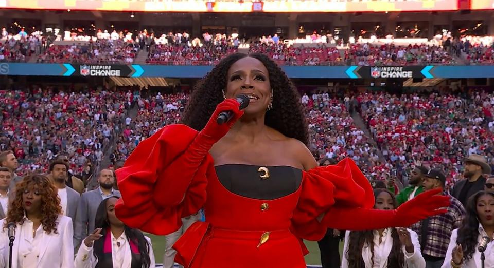 黑人女演員、歌手雪莉·李·勞夫(Sheryl Lee Ralph)在超級盃上演唱被稱為「黑人國歌」的《Lift Every Voice and Sing》。   圖:翻攝自推特 NFL