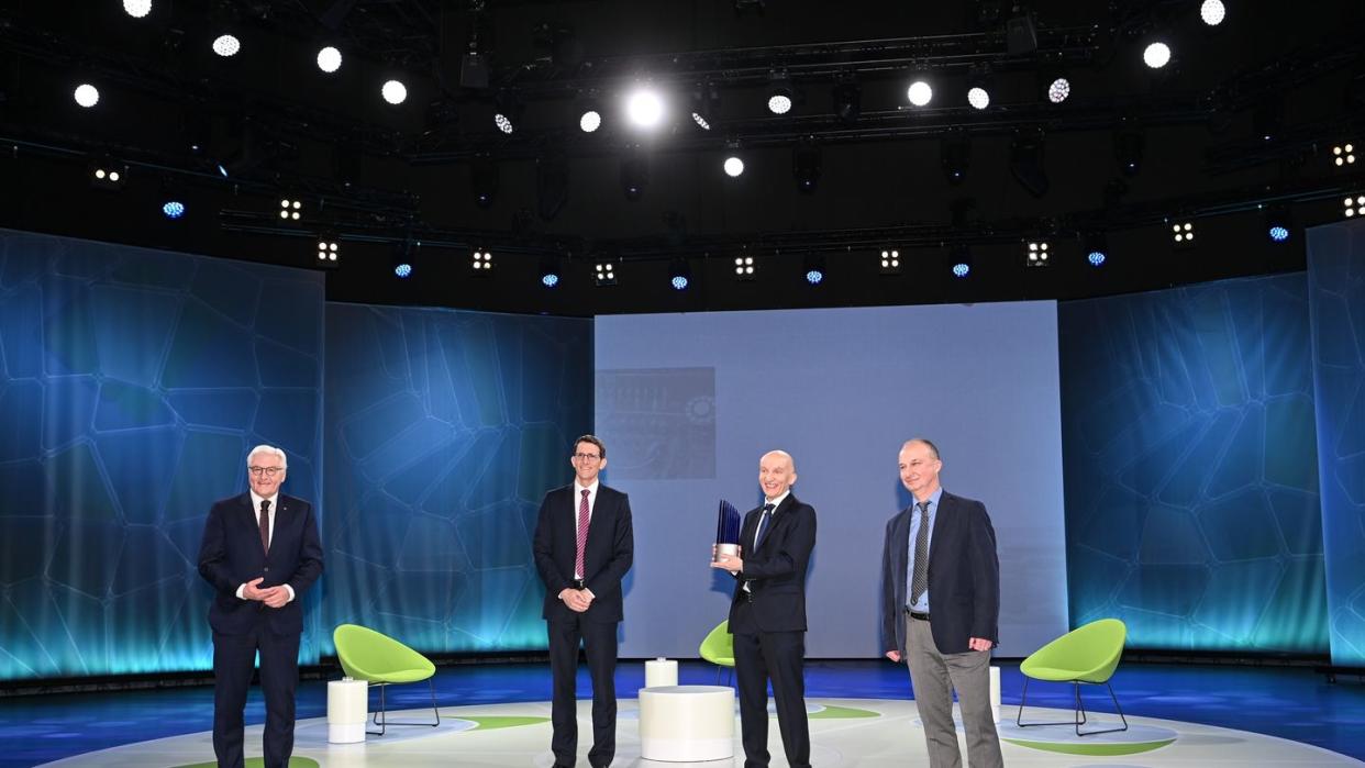 Bundespräsident Frank-Walter Steinmeier (l.) ehrt das Gewinnerteam Michael Kösters (v.l.n.r.), Peter Kürz und Sergiy Yulin für die Entwicklung der EUV-Lithographie.