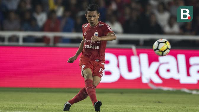 Bek Persija Jakarta, Ismed Sofyan, mengirim umpan saat melawan Bhayangkara FC pada laga Liga 1 di SUGBK, Jakarta, Jumat (23/3/2018). Kedua klub bermain imbang 0-0. (Bola.com/Vitalis Yogi Trisna)