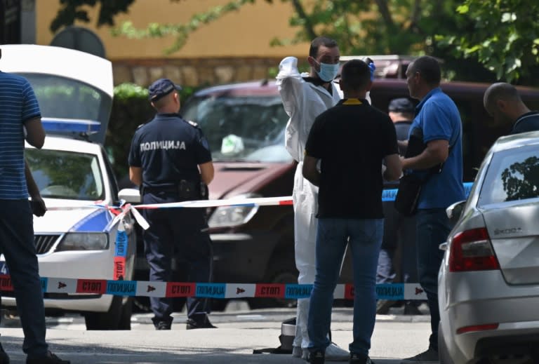 La police scientifique dans une zone sécurisée autour de l'ambassade d'Israël à Belgrade, après une attaque terroriste, le 29 juin 2024 en Serbie (OLIVER BUNIC)