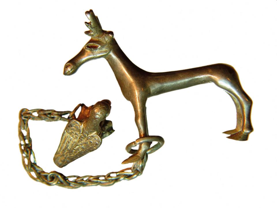 A 1st-century AD golden pendant in the shape of a deer, found in a grave at the necropolis of Ust’Alma and which is part of the collection sent to Kyiv (ALLARD PIERSON MUSEUM/AFP via Ge)