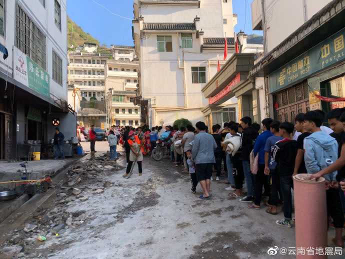 小河中學的師生從學校撤離。（圖／雲南省地震）