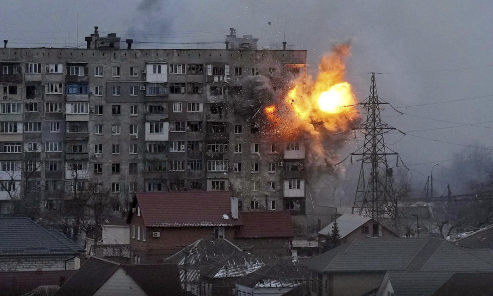 ARCHIVO - Una explosión en un edificio de apartamentos después de que un tanque del ejército ruso disparara en Mariúpol, Ucrania, el 11 de marzo de 2022. La imagen forma parte del documental "20 Days in Mariupol" que fue nominado a los Premios de la Academia el 23 de enero de 2024. (Foto AP/Evgeniy Maloletka, archivo)