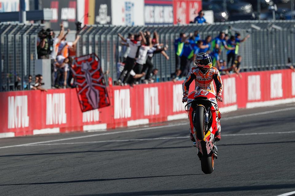 MotoGP車手Marc Márquez 在2018年的日本大獎賽，率先通過茂木賽道的終點©Box Repsol@WikiPedia