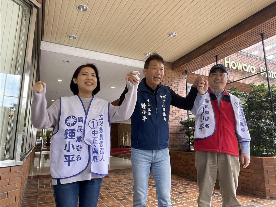 2024年大選期間，民眾黨總統候選人柯文哲競總主委鄧家基曾為時任國民黨立委候選人鍾小平、徐巧芯站台。（資料照/蔡佩珈攝）