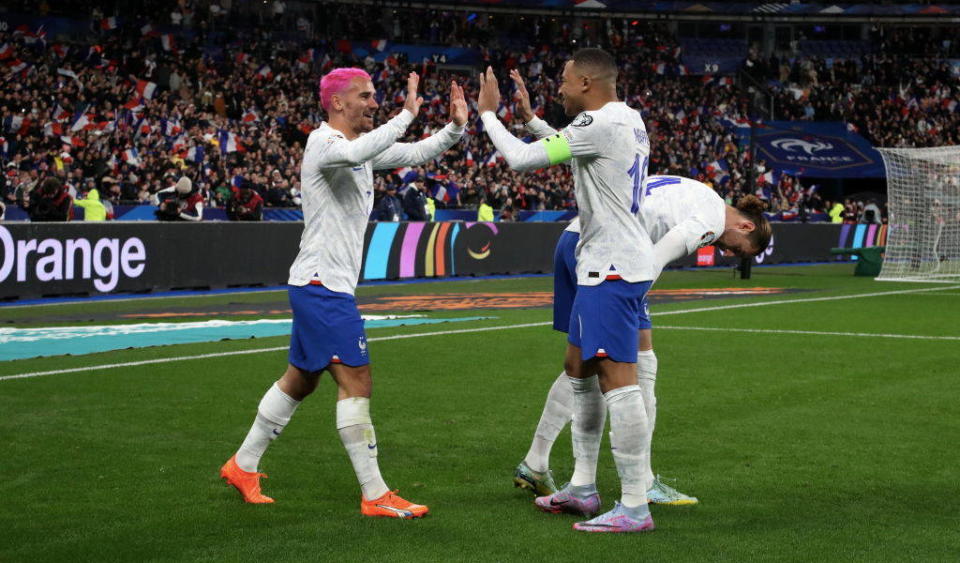 Antoine Griezmann remercie Kylian Mbappé après que le capitaine de l’équipe de France lui a offert une passe décisive lors du match France-Pays Bas, ce vendredi 24 mars au Stade de France.