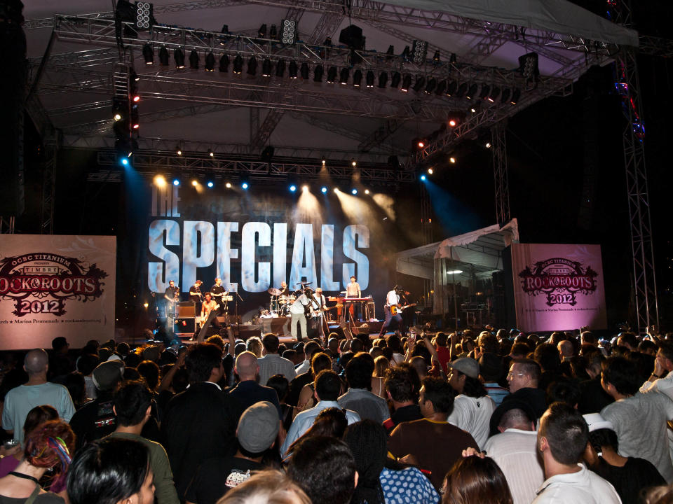 Fans watching The Specials perform. (Yahoo! photo/Alvin Ho)
