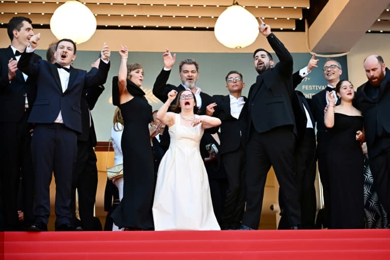 El equipo de la película "Un p'tit truc en plus" en la alfombra roja del Festival de Cannes, el 22 de mayo de 2024 (LOIC VENANCE)