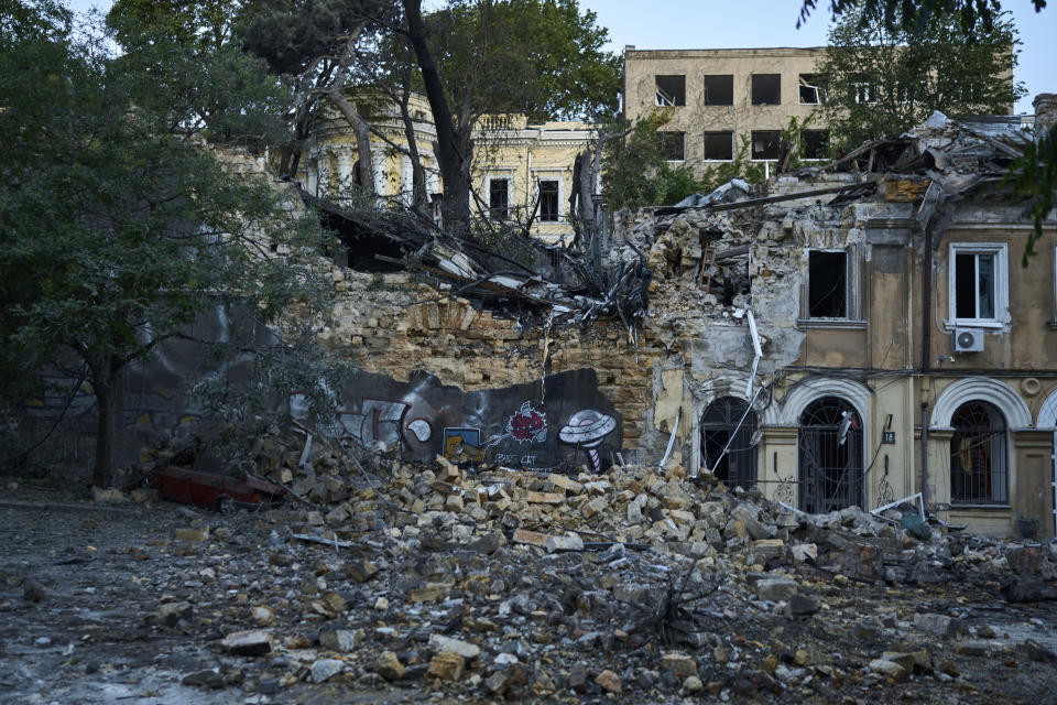 Un edificio se ve muy dañado tras atauqes de misiles rusos en Odesa, Ucrania, el domingo 23 de julio de 2023. (AP Foto/Libkos)