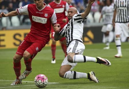 Football Soccer - Juventus v Carpi - Italian Serie A - Juventus stadium, Turin, Italy - 01/05/16 Juventus' Simone Zaza in action against Carpi's Simone Romagnoli. REUTERS/Stefano Rellandini