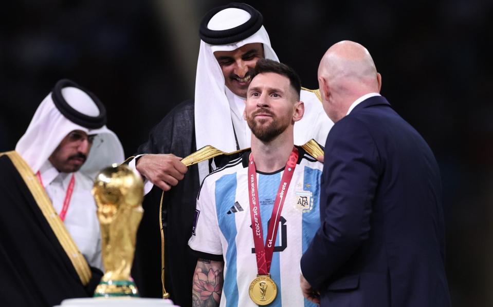 Lionel Messi receives a robe from Tamim bin Hamad Al Thani, the Emir of Qatar - GETTY IMAGES/MATTHEW ASHTON