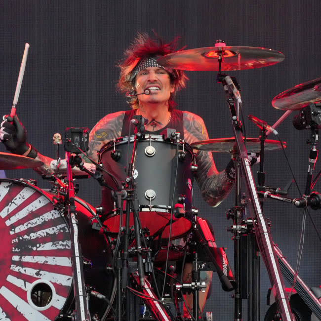 Demandan a Tommy Lee por presunta agresión sexual credit:Bang Showbiz