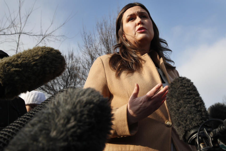 La portavoz de la Casa Blanca, Sarah Huckabee Sanders, habla con los medios afuera de la residencia presidencial, en Washington, el viernes 18 de enero de 2019. (AP Foto/Jacquelyn Martin)