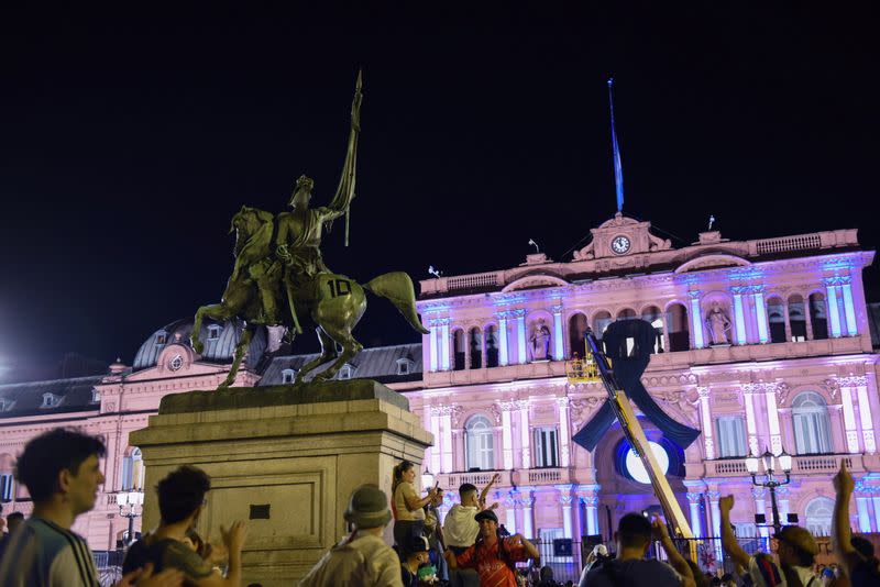 Grupos de personas comienzan a reunirse fuera de la Casa Rosada, que abrirá un velotorio público para el astro del fútbol Diego Maradona, en Buenos Aires, Argentina