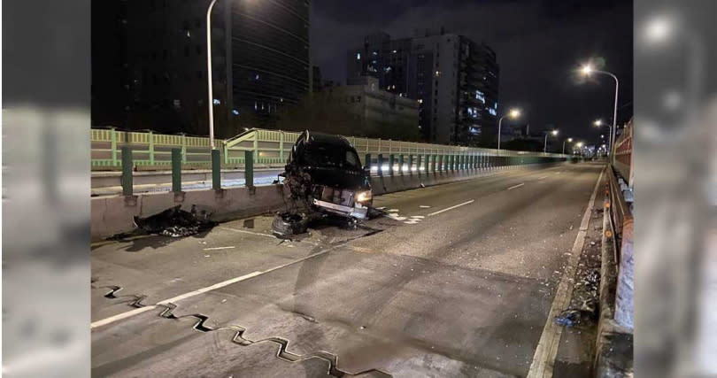 酒駕自撞害建國高架回堵，酒空男漫步咆哮，警一查竟是「這身分」。（圖／翻攝照片／林郁平台北傳真）