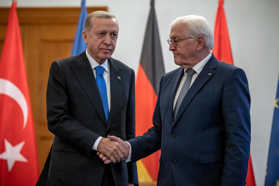 Recep Tayyip Erdogan (l), Präsident der Türkei, wird von Bundespräsident Frank-Walter Steinmeier begrüßt. 