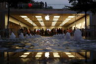 People check Apple products inside an Apple Store at a shopping mall in the southern Chinese city of Shenzhen, January 26, 2016. REUTERS/Bobby Yip