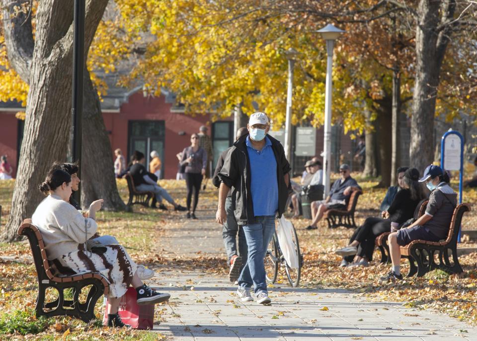 <span class="caption">Des gens profitent de l’automne dans un parc, à Montréal, le 10 octobre. Les espaces publics, surtout les parcs, se sont révélés essentiels à la socialisation.</span> <span class="attribution"><span class="source">La Presse Canadienne/Graham Hughes</span></span>